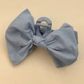 Pince à cheveux élégante avec grand nœud en tissu bleu mat et ressort doré - Pince à Cheveux Bleue