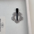 Dettaglio di un fermaglio per capelli a fiore a pois con clip a becco d'anatra in metallo - Stile Ciondolo Fiore Bianco