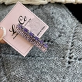 Elegante fermaglio per capelli con strass viola e rosa su carta display con sfondo maglia - Viola scuro e chiaro