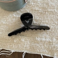 Grande molletta per capelli classica in acetato nero con scritta Creation France oro - Stile A Nero