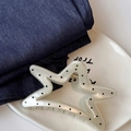 Dettaglio della molletta a stella per capelli in bianco crema con pois neri - Stile Stella a Cinque Punte Bianco Crema