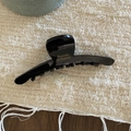 Dettaglio della pinza per capelli nera lucida con scritte dorate Barrette la France - Stile B Nero