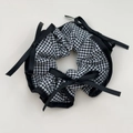 Detalle de coletero de tela a cuadros con lazos de cinta negra de estilo retro - Lazo Negro