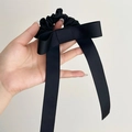 Detailansicht eines schwarzen Satin-Haargummis mit Schleife und langen Bändern für Damen - Schwarz