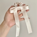 Eleganter champagnerfarbener Seiden-Scrunchie mit langen Bändern für feines Haar - Cremeweiß