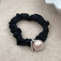 Detalle de coletero negro elástico con perla rosa y barra de metal grabada de calidad - Estilo Perla Café