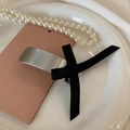 Dettaglio della pinza per capelli in lega d'argento con fiocco nero su perle eleganti - Argento Piccolo