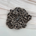 Elastico per capelli vintage leopardato in morbido tessuto plissettato stile francese - Scrunchie Leopardo Chiaro