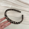 Dettaglio di un cerchietto fatto a mano con stampa leopardata e texture classica - Fascia Leopardo Chiaro (1,5 cm)