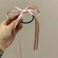 Dettaglio di un elastico per capelli rosa con fiocco e bordi ondulati chic - Rosa