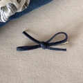 Dettaglio del fermaglio per capelli a fiocco in denim blu scuro con clip metallica argento - Fiocco Grande Blu Scuro