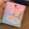 Nahaufnahme von rosa Schmetterlings-Haarspange und Pudel-Haarnadel auf Display-Karte - Hund Schmetterling Stil