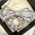 Elegante elastico per capelli con fiocco metallico argento e texture plissettata - Grigio Argento