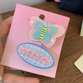 Détail de la pince à cheveux papillon bleu et rose avec barrette à carreaux - Style Ovale Bleu