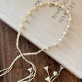 Detalle de diadema trenzada bohemia con perlas blancas y colgante de flor en madera - Estilo Tejido de Flores y Perlas (D款)