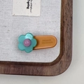 Fermaglio per capelli a fiore in acetato fatto a mano con logo dorato France - Fiore Blu