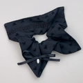 Dettaglio accessorio per capelli nero con ricami e bordi in pizzo eleganti - Elastico in Pizzo Ricamato / Nero