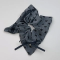 Dettaglio di un elastico per capelli grigio con ricamo di farfalle e pizzo nero - Elastico in Pizzo Ricamato / Grigio