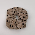 Dettaglio dell'elastico scrunchie in velluto a coste kaki con motivo a pois neri vintage - Scrunchie Cachi