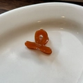 Dettaglio di una piccola clip per capelli in acetato ambrato con logo Sanshine Handmade inciso - Marrone