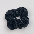 Dettaglio dell'elastico per capelli in velluto nero con texture morbida e design classico - Scrunchie Nero