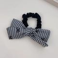 Chouchou à nœud motif pied-de-poule noir et blanc avec broderie élégante sur tissu doux - Corde à cheveux pied-de-poule