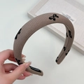 Détail d'un serre-tête en tissu marron à motifs nœuds avec étiquette intérieure fait main - Serre-tête Kaki