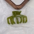 Dettaglio della clip per capelli in acetato verde oliva con logo France Handmade - Verde