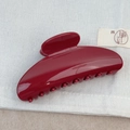 Vue détaillée de la pince à cheveux en résine brillante bordeaux sur tissu - Demi-cercle Style