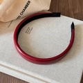 Dettaglio ravvicinato del cerchietto in pelle rosso scuro con fodera antiscivolo - Stile Medio