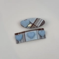 Detalle de horquillas de tela a cuadros azules con corazones 3D y placa de metal dorada - Pinzas Corazón Azul Claro