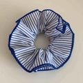Detailansicht des blau gestreiften Scrunchie mit dunkelblauen Nähten auf hellem Grund - Blau-weiß gestreift