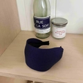 Detalle de la diadema ancha azul marino con textura acanalada y tejido de punto - Azul Marino
