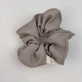 Coletero artesanal de tela gris oscuro con textura de sarga sobre un fondo de estudio - Gris Beige