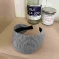 Detalle de diadema de tela gris con textura de punto fino y forro interior antideslizante - Gris