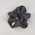 Vista detallada de coletero gris oscuro con una etiqueta tejida blanca Hand Made - gris oscuro
