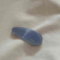 Détail de la pince à cheveux goutte en acétate bleu avec texte France Handmade dessus - Rose bonbon