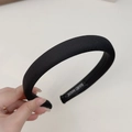 Detailansicht eines schwarzen gerippten Haarreifs mit gewebtem Hand Made Etikett - Schmaler Stil / Schwarz