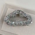 Détail de la grande pince à cheveux avec paillettes colorées et structure en métal doré - Chouchou Nuage / Bleu