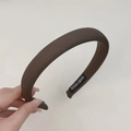 Detailansicht eines handgemachten braunen gepolsterten Stirnbands aus Rippstoff - Schmaler Stil / Braun