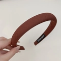 Detailed view of the dark brown sponge headband with textured fabric and handmade label - Narrow Style / Red