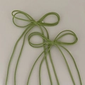 Detail von grünen Wildlederimitat-Haarspangen mit silbernen Krokodilklemmen aus Metall - Grasgrün