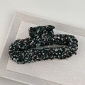 Détail d'une pince à cheveux en tweed avec paillettes noires et fils brillants sur plateau - Forme Rectangulaire / Noir