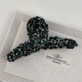 Détail de la pince à cheveux en tweed avec fils colorés et paillettes noires brillantes - Croisé / Noir