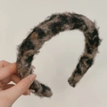 Detailansicht des flauschigen Haarreifs mit Leopardenmuster und weichem Pelzimitat - Haarreif / Gelber Leopard