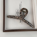 Dettaglio molletta per capelli leopardata francese in scatola decorativa bianca - Stile Incrociato