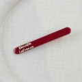 Vue détaillée de la barrette rouge brillant avec lettrage Barrette La France doré - Style Barre