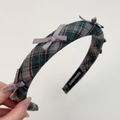 Vue détaillée du serre-tête écossais vert fait main avec de petits nœuds gris et étiquette - Grille Rose Gris