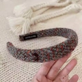 Cerchietto in tweed fatto a mano grigio e arancione con fiocco laterale ed etichetta logo - Fiocco Grigio Bluastro