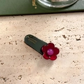 Nahaufnahme der Vintage-Acetat-Blumen-Haarspange mit goldener France-Handmade-Gravur - Purpurrote Blumen